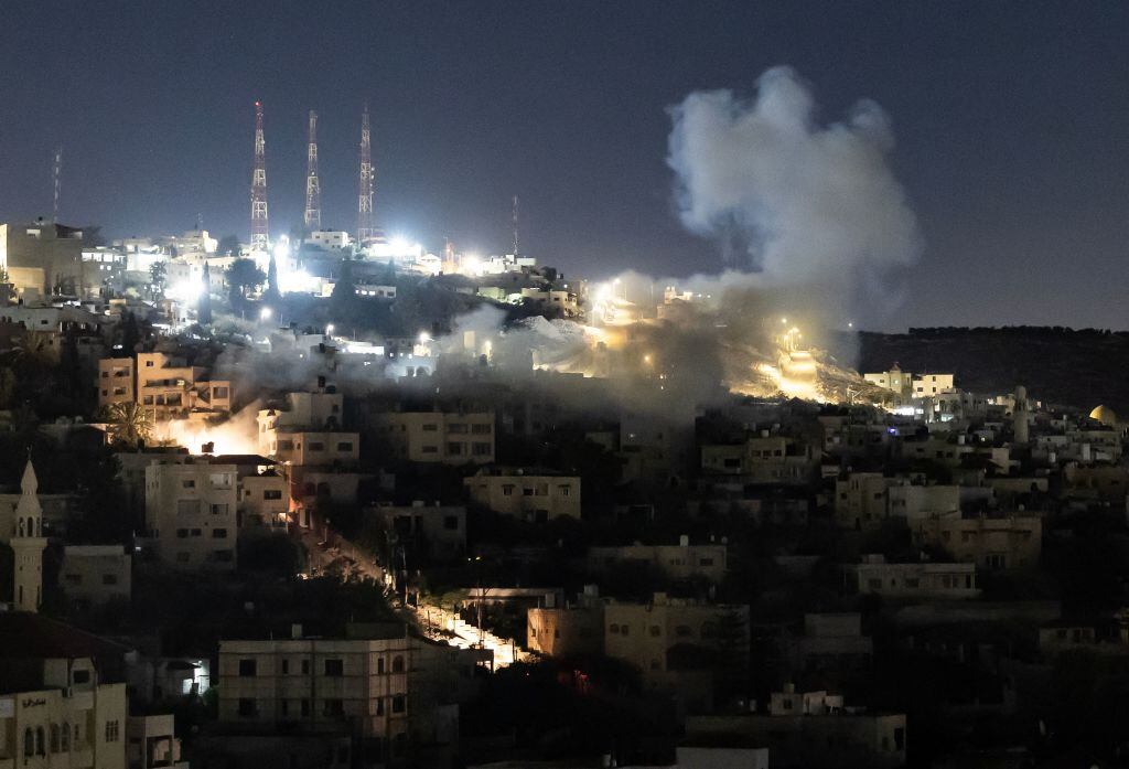 El humo se levanta por el ataque de Israel en el West Bank de Cisjordania