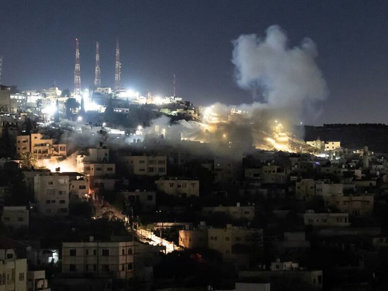 El humo se levanta por el ataque de Israel en el West Bank de Cisjordania