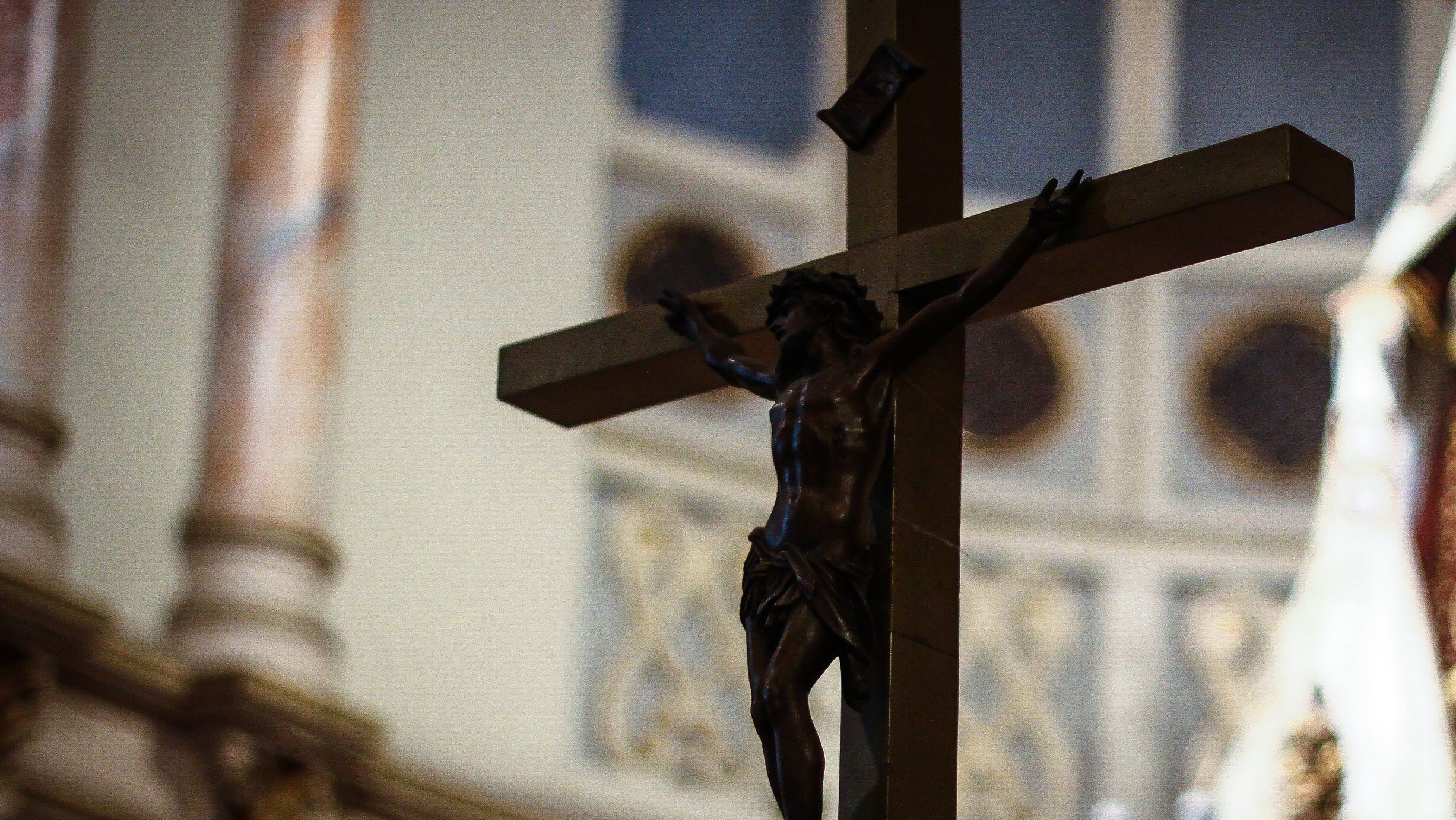 22 de Mayo de 2018/SANTIAGOImagen de Cristo crucificado delante de la Virgen del Carmen, en la Catedral Metropolitana.
FOTO: HANS SCOTT / AGENCIAUNO