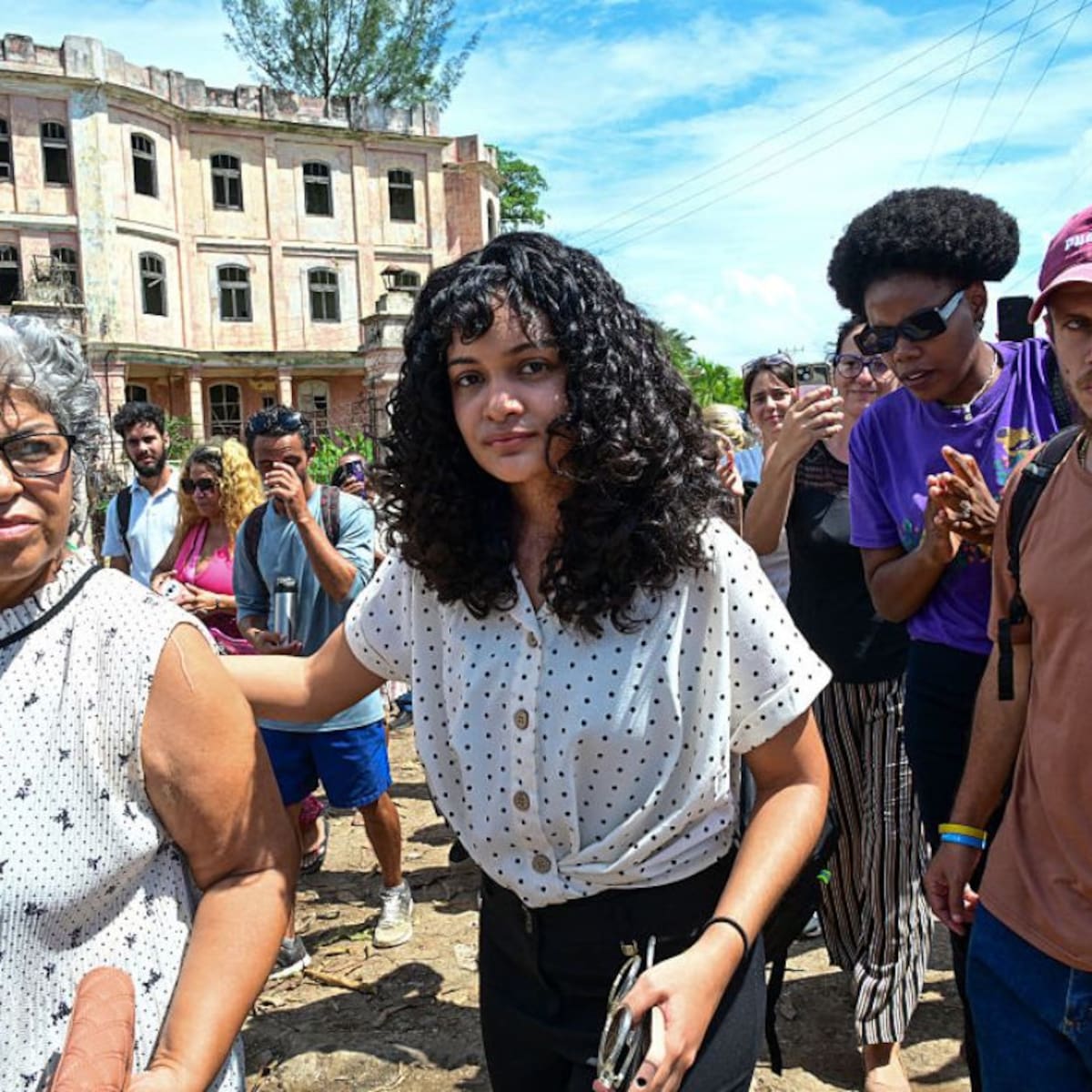 “No es un arma, es un...”: Cuba condena a influencer de 21 años y su madre tras grabar a funcionario