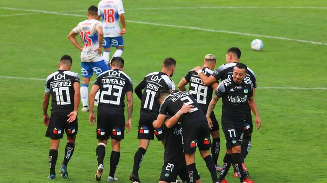 30 DE ENERO DE 2021/RANCAGUAEl jugador Marcelo Larrondo (d) marca de remate el dos a cero frente a Universidad Catolica, durante el partido valido por vigsima cuarta fecha del Campeonato Nacional AFP PlanVital 2020, entre OÕhiggins y Universidad Catlica, disputado en el Estadio El Teniente.
FOTO: SEBASTIAN ORIA/AGENCIAUNO