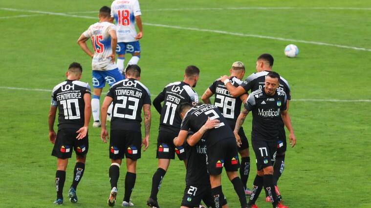 30 DE ENERO DE 2021/RANCAGUAEl jugador Marcelo Larrondo (d) marca de remate el dos a cero frente a Universidad Catolica, durante el partido valido por vigsima cuarta fecha del Campeonato Nacional AFP PlanVital 2020, entre OÕhiggins y Universidad Catlica, disputado en el Estadio El Teniente.
FOTO: SEBASTIAN ORIA/AGENCIAUNO