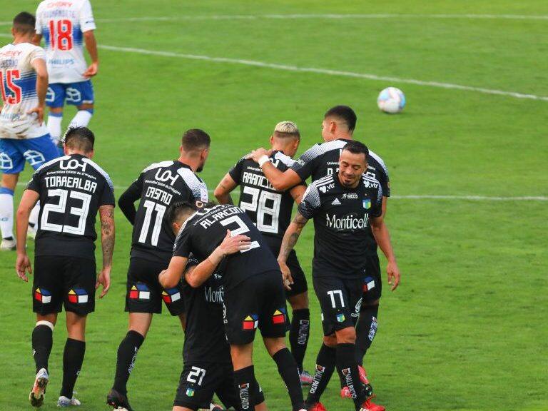 30 DE ENERO DE 2021/RANCAGUAEl jugador Marcelo Larrondo (d) marca de remate el dos a cero frente a Universidad Catolica, durante el partido valido por vigsima cuarta fecha del Campeonato Nacional AFP PlanVital 2020, entre OÕhiggins y Universidad Catlica, disputado en el Estadio El Teniente.
FOTO: SEBASTIAN ORIA/AGENCIAUNO