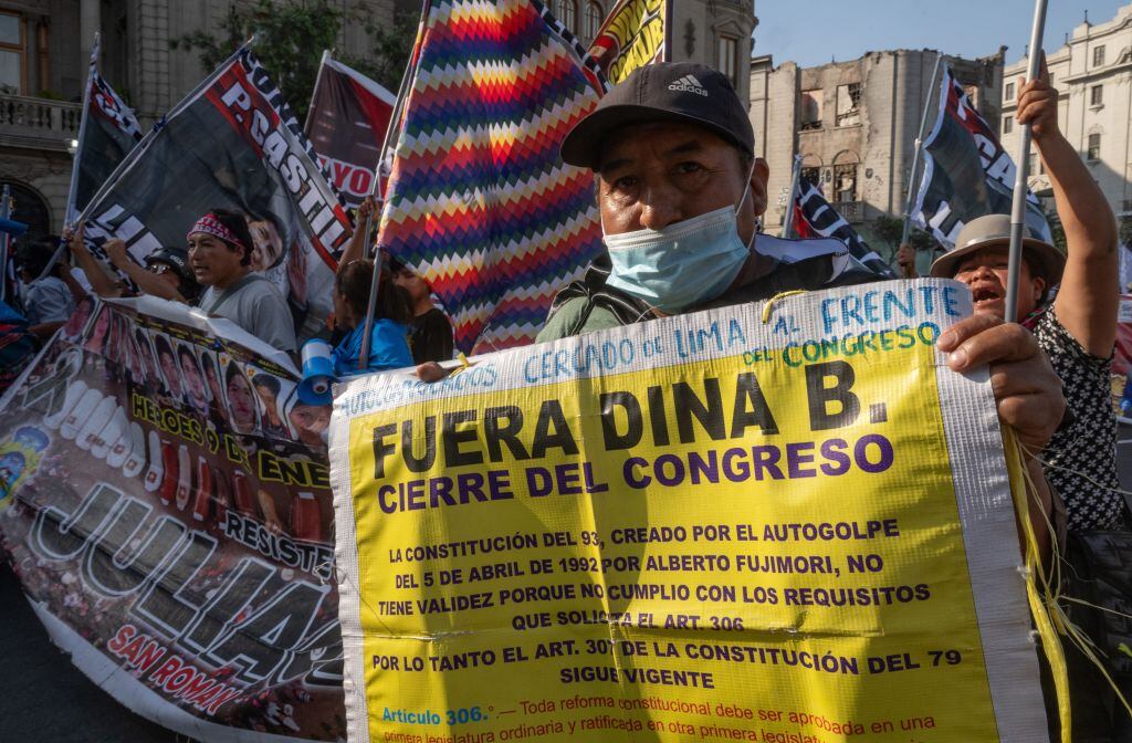 Manifestantes piden la salida de la presidenta interina del Perú, Dina Boluarte, a las afueras de la sede del congreso en la ciudad de Lima.
