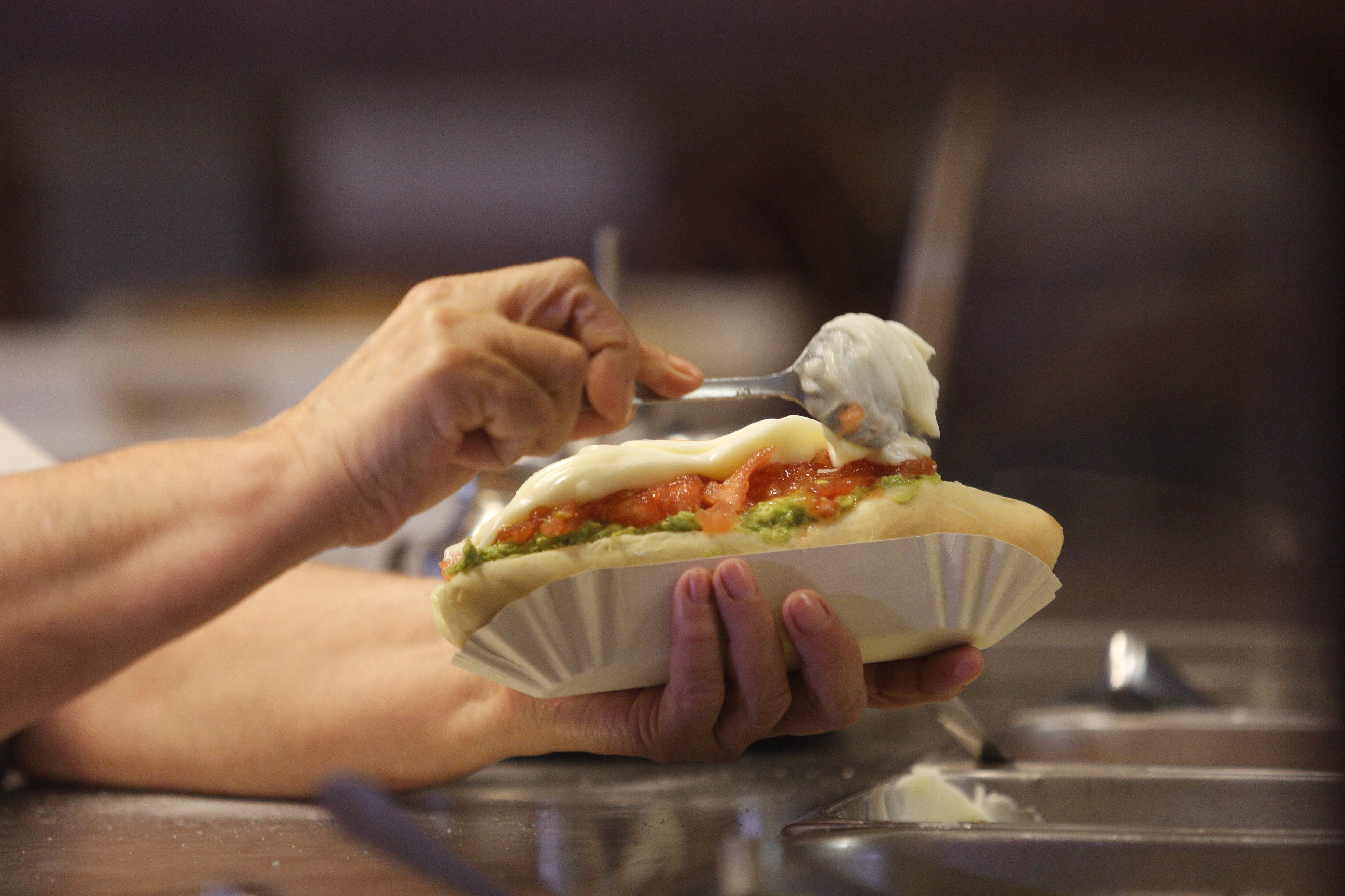 Orgullo nacional: completo chileno es elegido el mejor “hot dog” de Latinoamérica por TasteAtlas