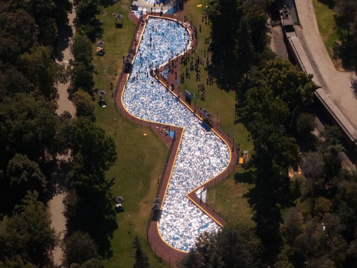 Tras seis años cerrada: reinauguran piscina de llamativo diseño en pleno Santiago (y con precios populares)