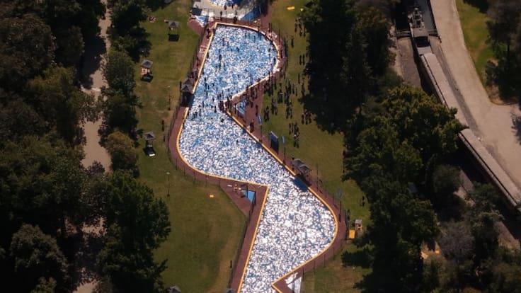 Tras seis años cerrada: reinauguran piscina de llamativo diseño en pleno Santiago (y con precios populares)