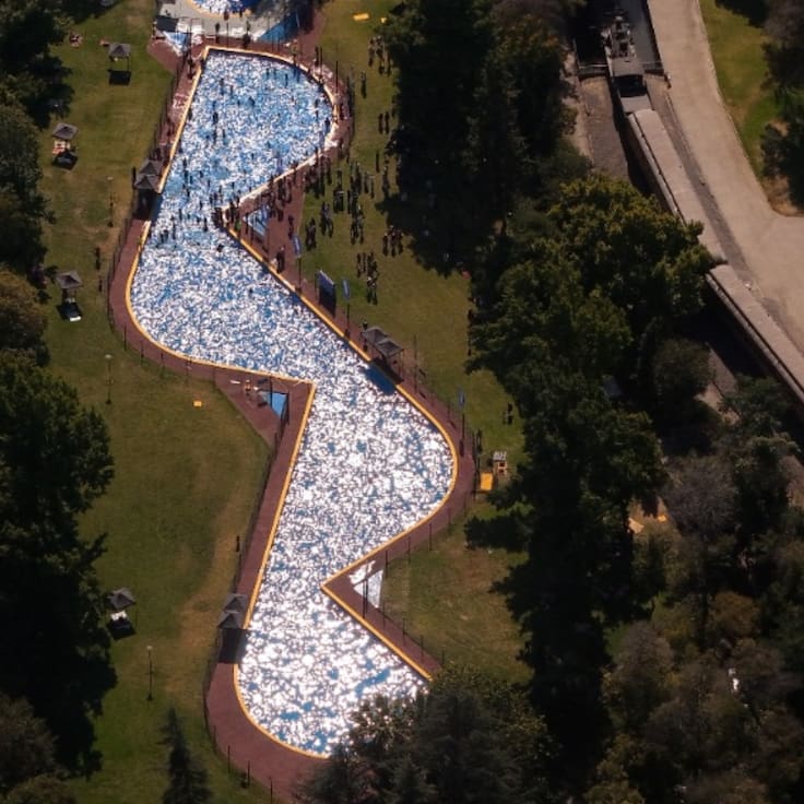 Tras seis años cerrada: reinauguran piscina de llamativo diseño en pleno Santiago (y con precios populares)