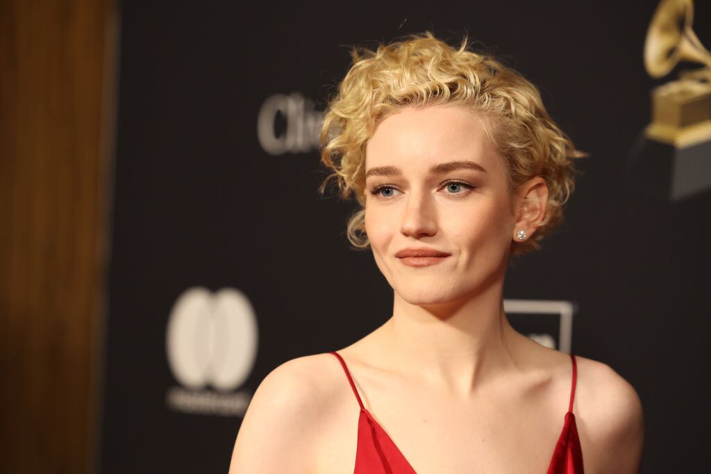 Julia Garner.