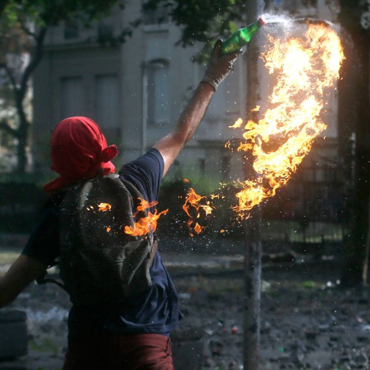 Tiene 12 años: identifican a menor que habría atacado con bombas molotov a Bomberos y Carabineros