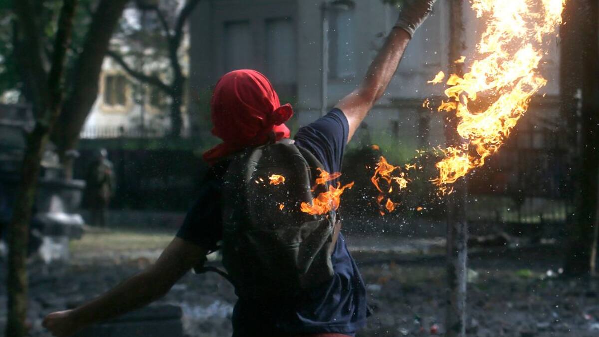 Joven de 17 años es detenido tras lanzar bombas molotov durante manifestación