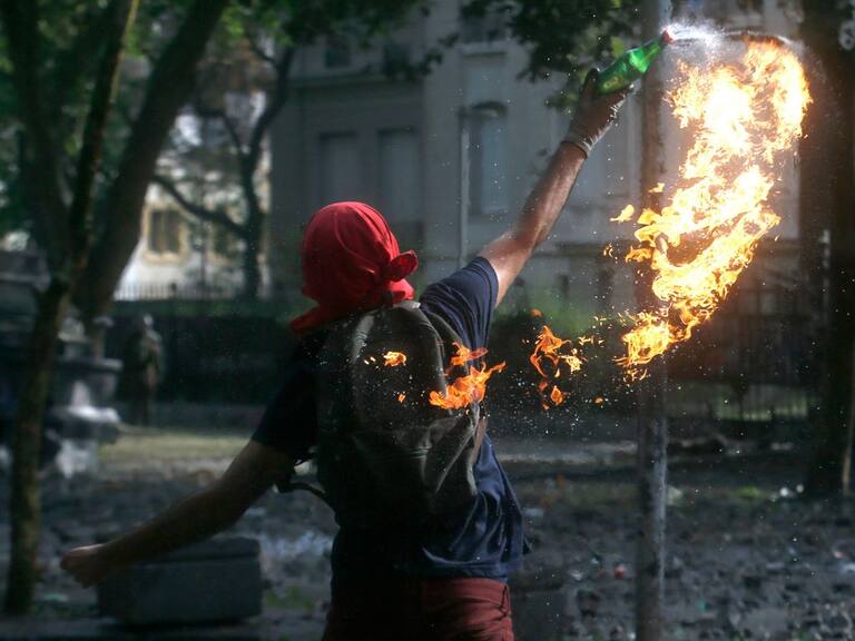 Joven de 17 años es detenido tras lanzar bombas molotov durante manifestación