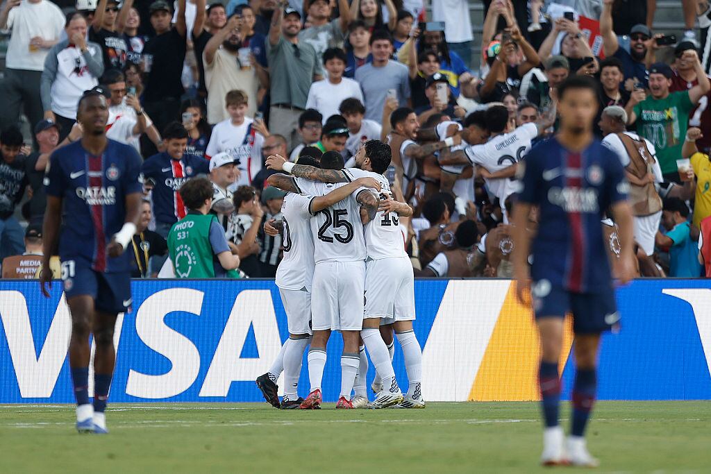 PASADENA, CALIFORNIA - JUNE 19: Igor Jesus of Botafogo celebrates with teammates after scoring the team's first goal during the FIFA Club World Cup 2025 group B match between Paris Saint-Germain FC and Botafogo FR at Rose Bowl Stadium on June 19, 2025 in Pasadena, California. (Photo by Hugo Rivera/Jam Media/Getty Images)