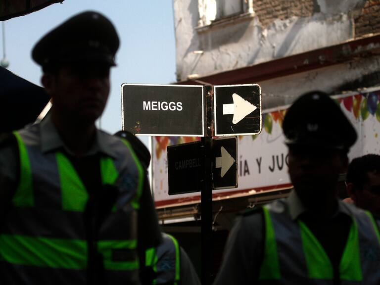 Amplio operativo policial en Barrio Meiggs: retiraron toldos azules e incautaron productos falsificados desde galpón