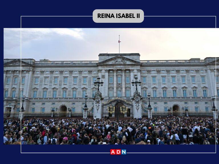 Cientos de personas se agolpan en el Palacio de Buckingham para despedir a la Reina Isabel II