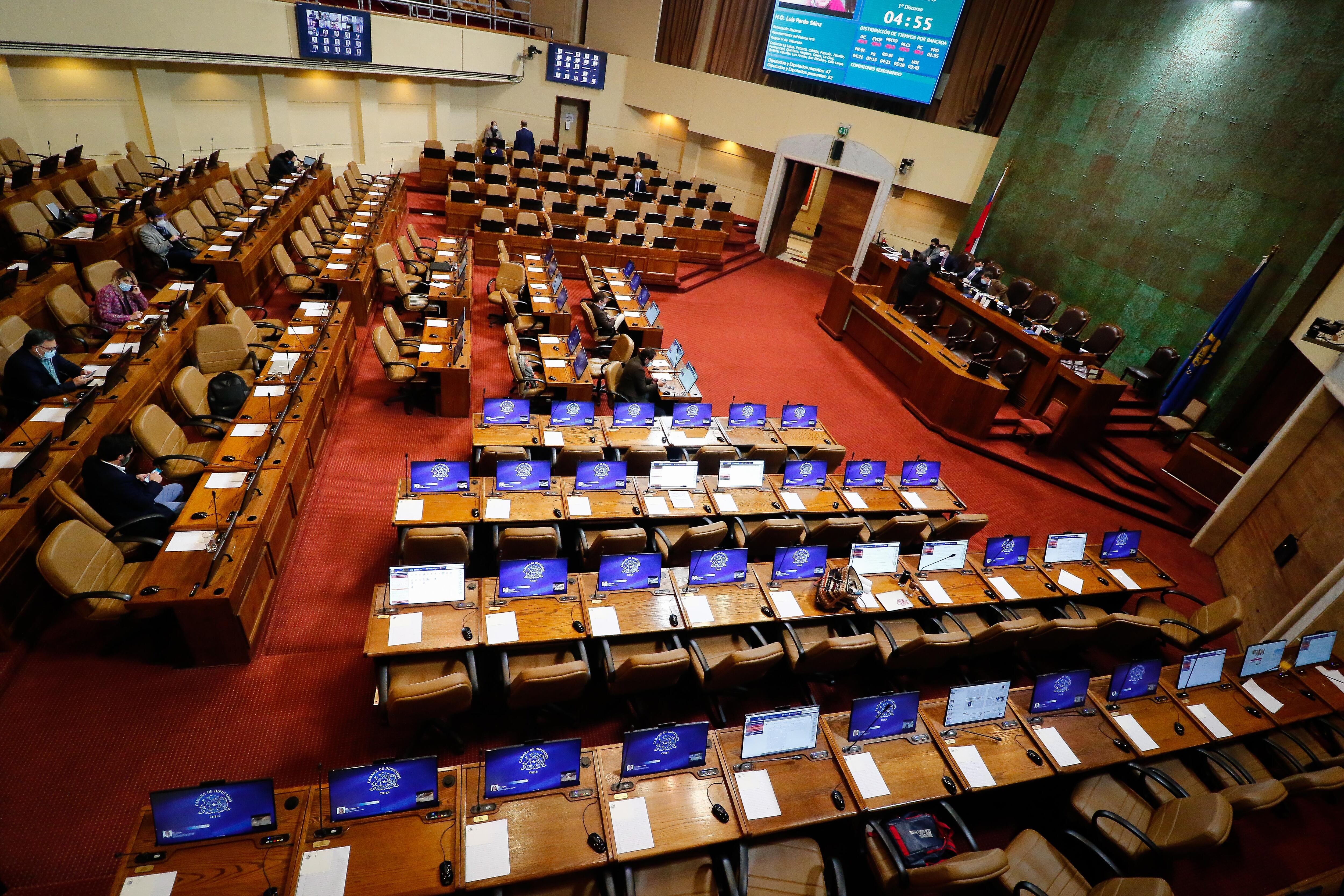 17 DE JUNIO DE 2020/VALPARAISO, durante la sesion de la Camara de Diputados, que discute el proyecto que aumenta las sanciones a quienes infrinjan las medidas de cuarentena establecidas por el Coronavirus.
FOTO: LEONARDO RUBILAR CHANDIA/AGENCIAUNO