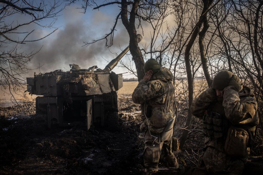 Militares de Ucrania utilizan la artillería en Donetsk