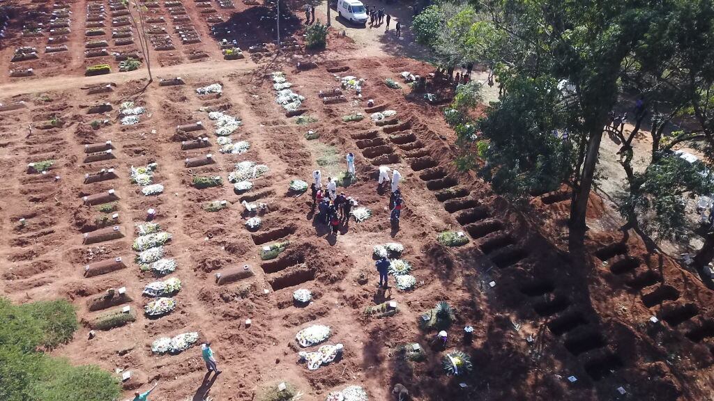 Víctimas del Covid-19 sepultadas en un cementerio de Sao Paulo