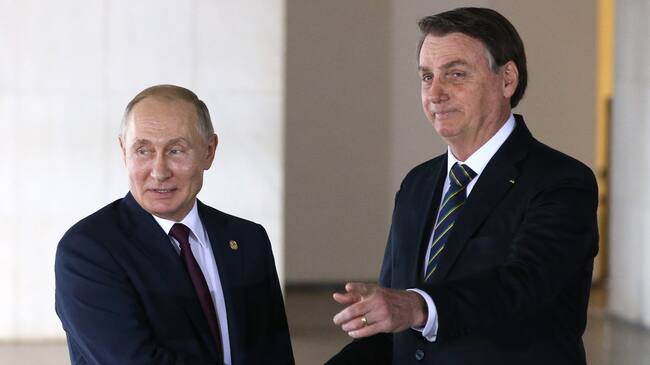 BRASILIA, BRAZIL - NOVEMBER 14: (RUSSIA OUT) Russian President Vladimir Putin (L) greets Brazilian President Jair Bolsonaro (R) during a welcoming ceremony on November 13, 2019 in Brasilia, Brazil. Leaders of Russia, China, Brazil, India and South Africa have gathered in Brasila for the BRICS Leaders Summit. (Photo by Mikhail Svetlov/Getty Images)