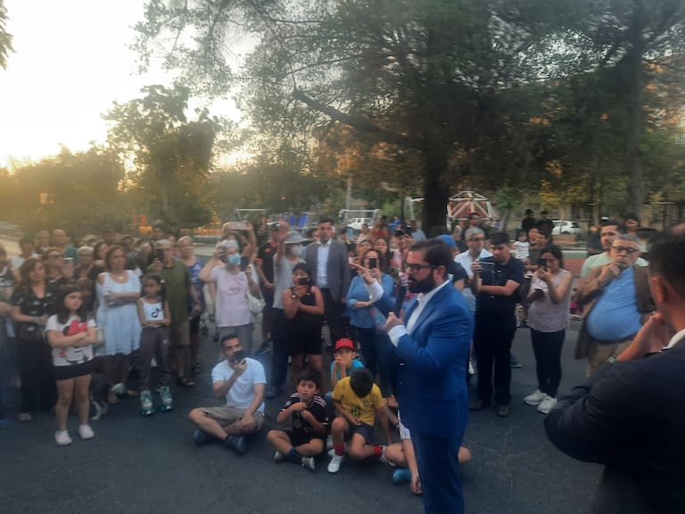 Presidente Boric asiste a ‘caminata del silencio realizada por vecinos de Barrio Yungay tras asalto a monjas