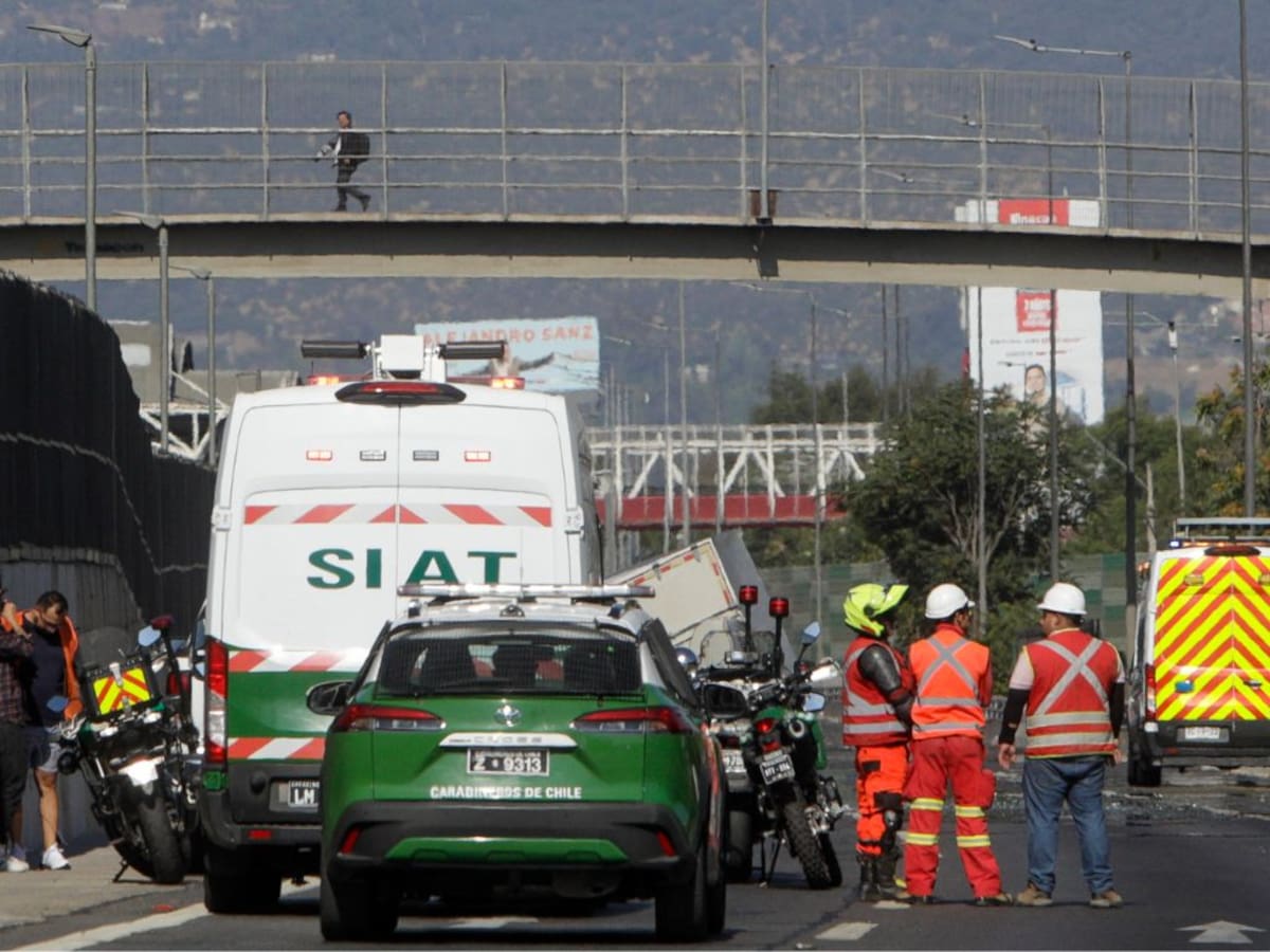Familia huye a pie con un niño en brazos tras chocar y abandonar su auto en la autopista: Carabineros aclaró la razón