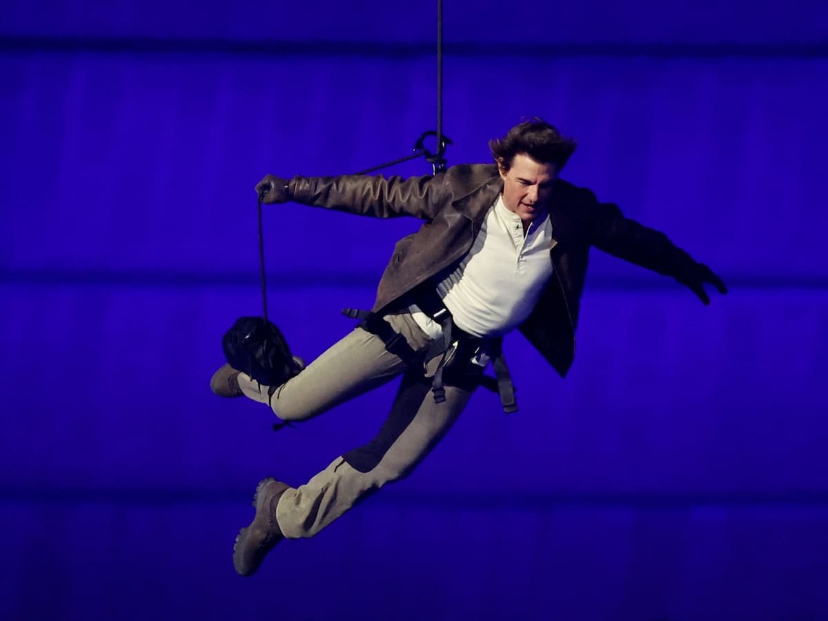La increíble acrobacia de Tom Cruise desde las alturas en el cierre de los Juegos Olímpicos de París 2024