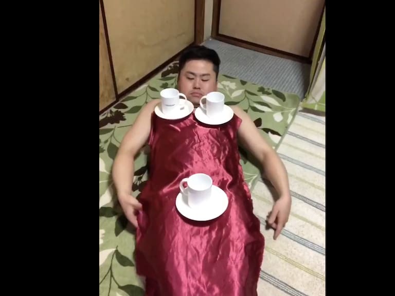 El «japonés de la taza» se sumó a la campaña por el «apruebo»
