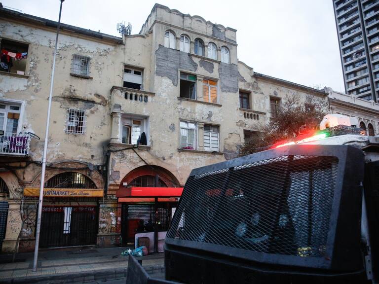 Así funcionaba el “edificio del crimen” de Santiago que fue desalojado por Carabineros