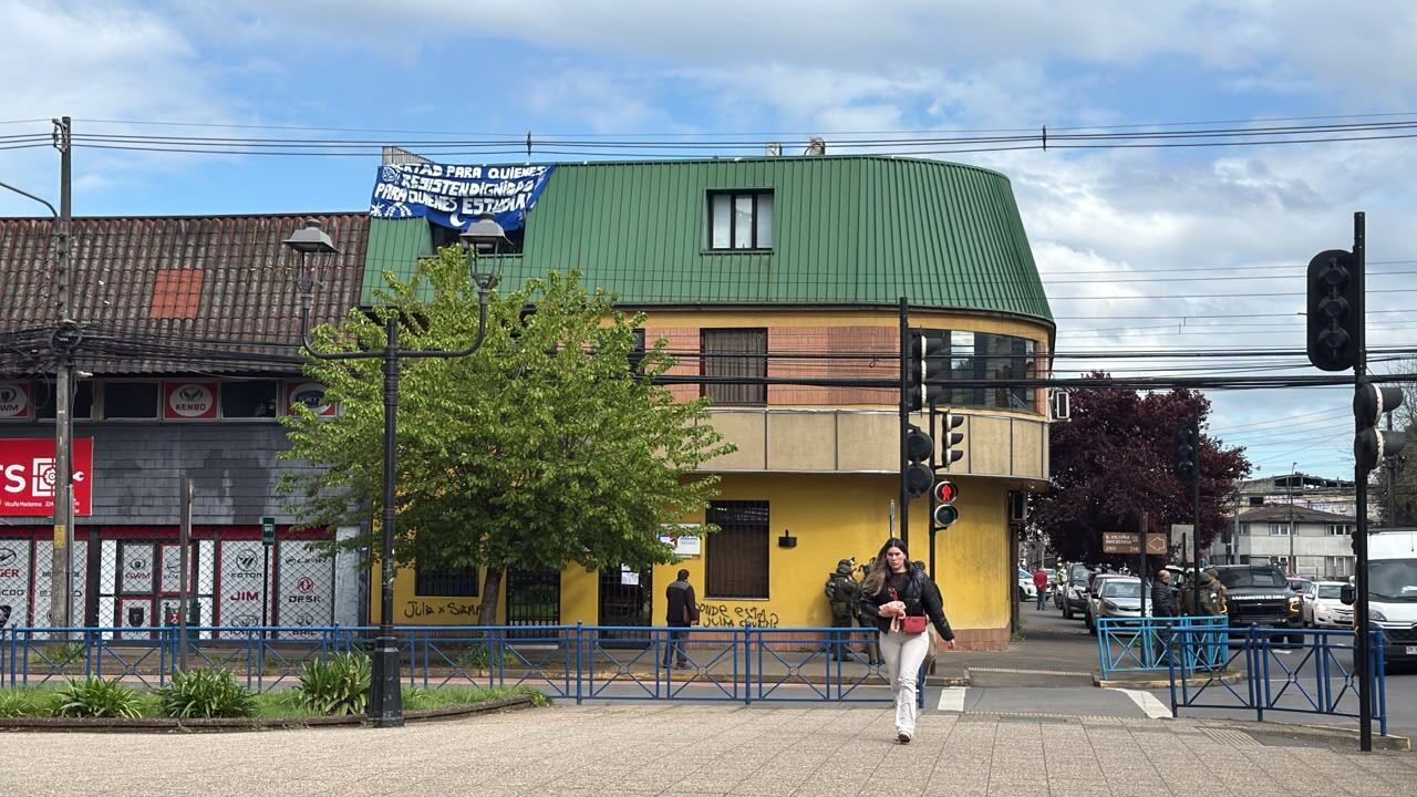 Tensión en oficinas de Junaeb en Temuco: grupo ingresa y toma dependencias durante manifestación