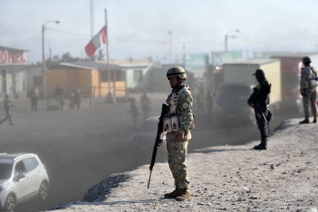 Soldados del Perú vigilan las calles ante las protestas contra el gobierno