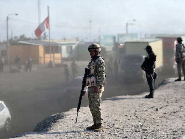Soldados del Perú vigilan las calles ante las protestas contra el gobierno