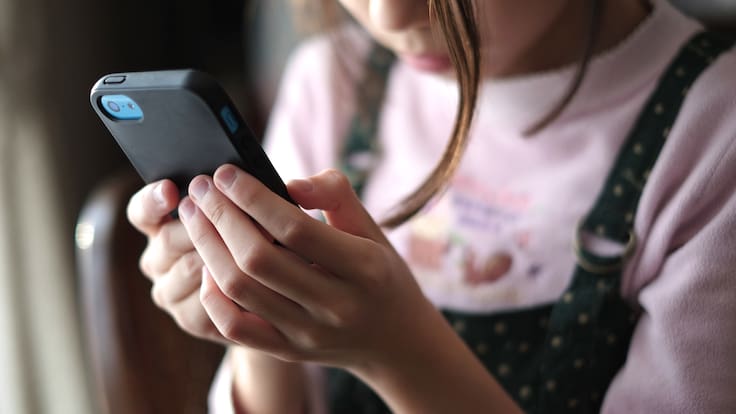 Alerta por uso precoz de dispositivos: El 55% de los niños en Chile usa pantallas antes de los 7 años y expertos avisan sus riesgos