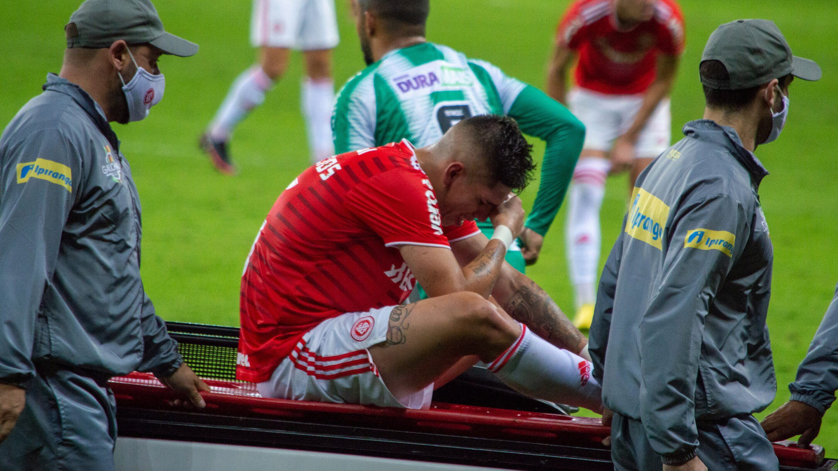08 DE MAYO DE 2021/PORTO ALEGRE, BRASILCarlos Palacios sale lesionado del partido valido por el Campeonato Gaucho, entre el Internacional y Juventude, disputado en el Estadio Beira-Rio. 
FOTO: LANCEPRESS/AGENCIAUNO