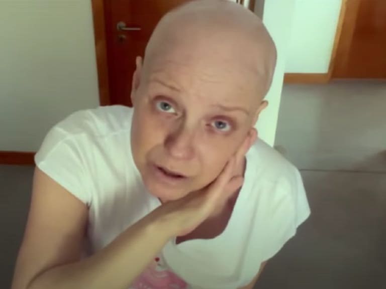 «Utiliza el morbo»: pacientes con cáncer cuestionan la docuserie «Brava» de Claudia Conserva