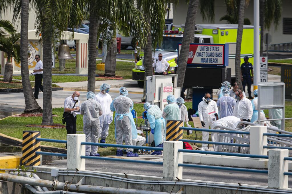 Equipo de emergencia procede a evacuar una zona costera en la ciudad de Miami