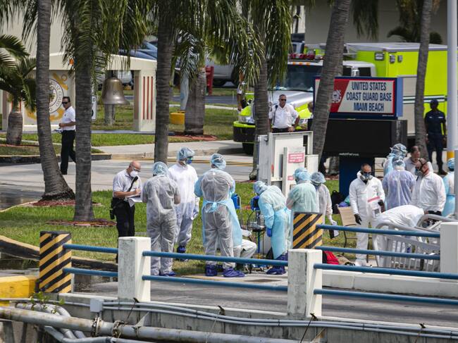 Equipo de emergencia procede a evacuar una zona costera en la ciudad de Miami