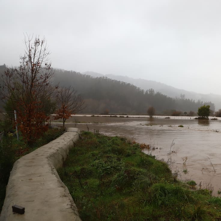 Declaran alerta roja por desborde de río en cuatro comunas de la región de Valparaíso tras aumento crítico de caudal