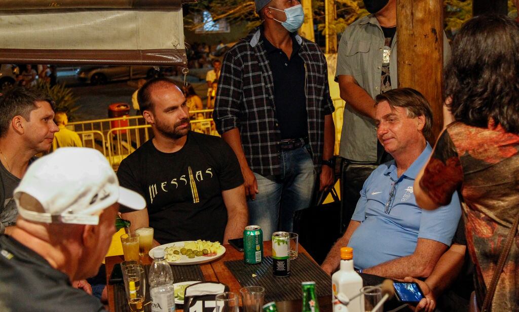 El diputado estadual Eduardo Bolsonaro junto a su padre Jair Bolsonaro