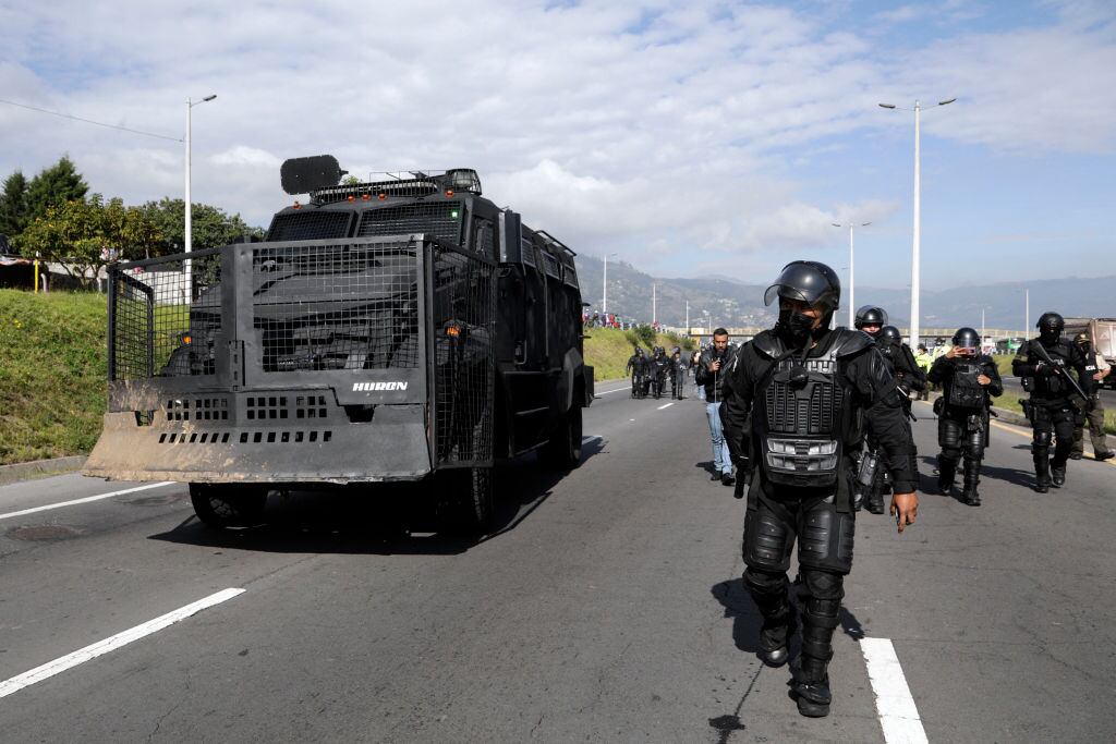 Fuerzas policiales copan las rutas ante las protestas anti gobierno en Ecuador