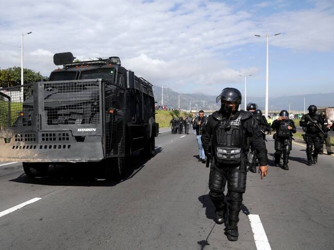 Fuerzas policiales copan las rutas ante las protestas anti gobierno en Ecuador
