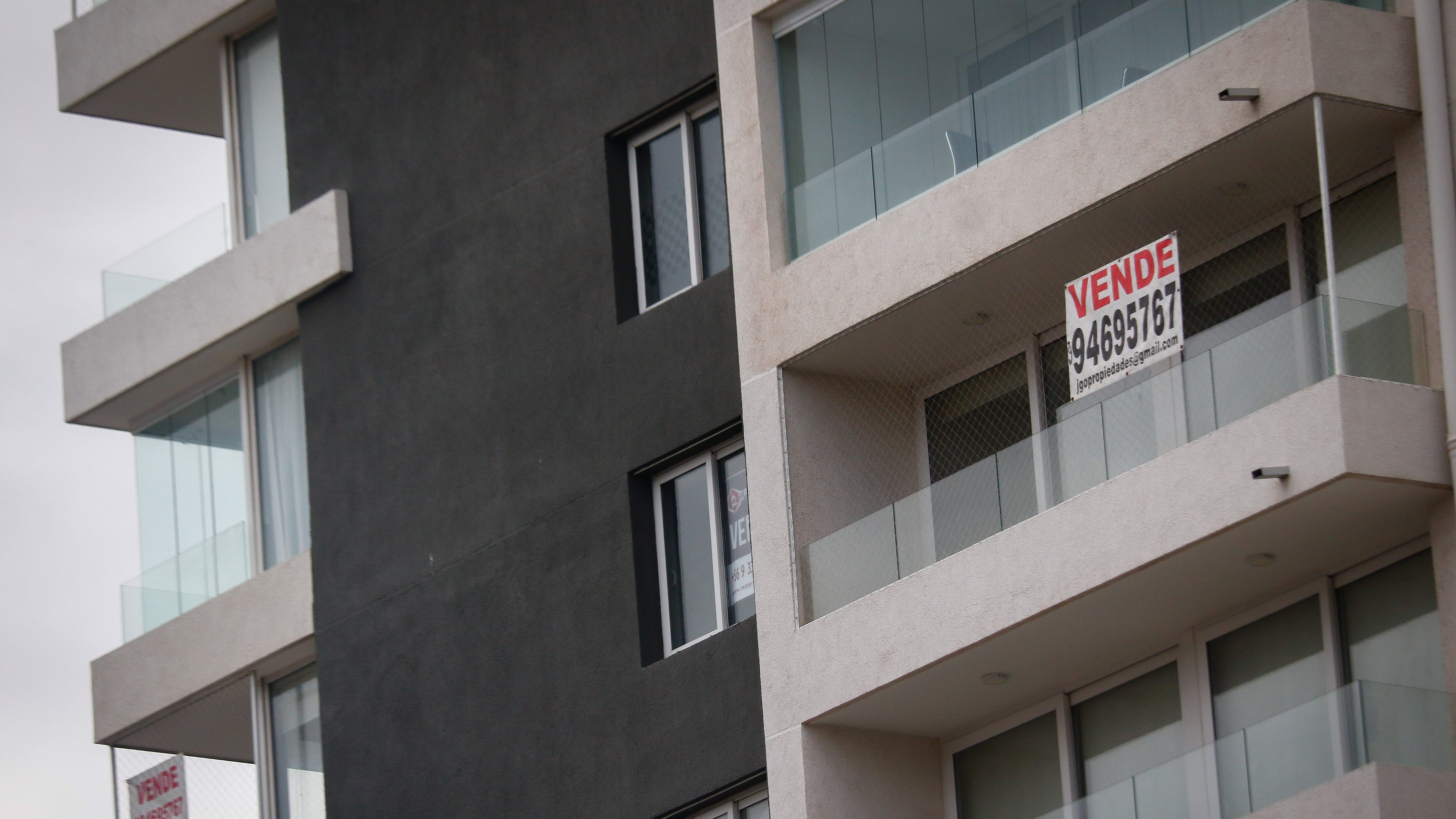 01 DE JULIO DE 2020/VIÑA DEL MARVista de un cartel de venta de departamento en Viña del Mar.
FOTO: LEONARDO RUBILAR CHANDIA/AGENCIAUNO