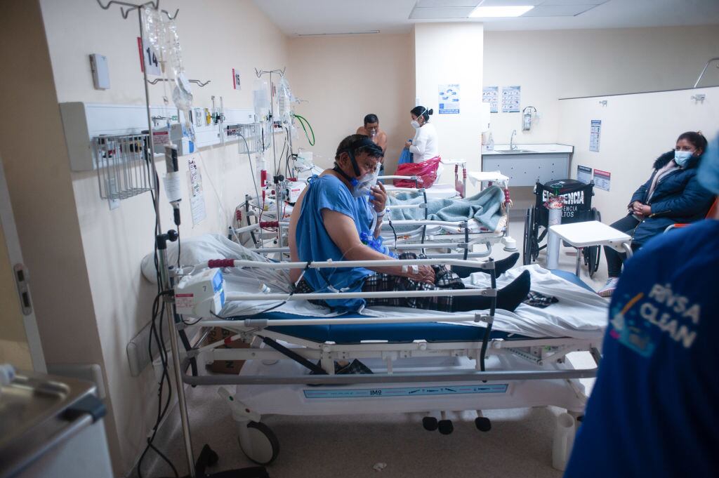 Enfermeras cuidan a pacientes Covid-19 en un hospital de Quito