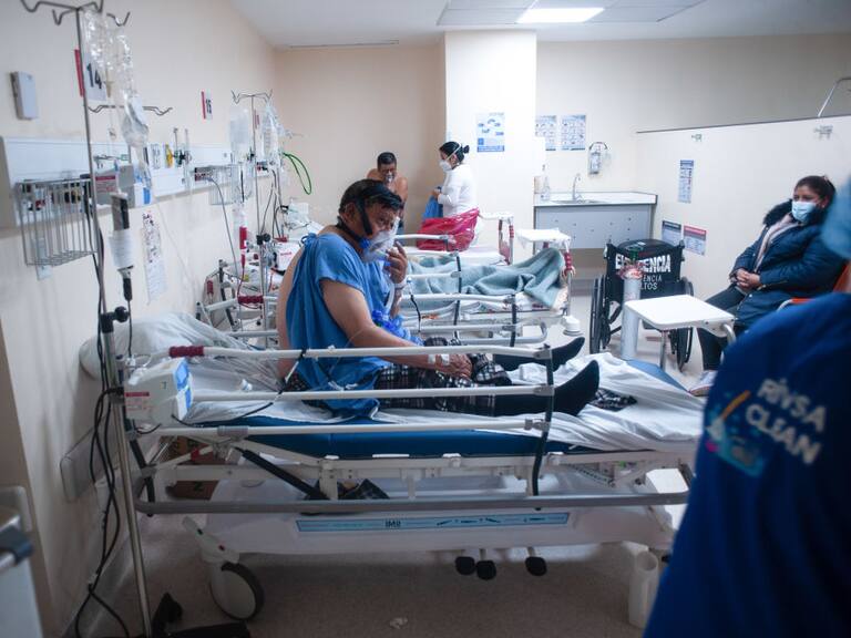 Enfermeras cuidan a pacientes Covid-19 en un hospital de Quito