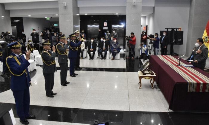 El cambio del alto mando militar en Bolivia