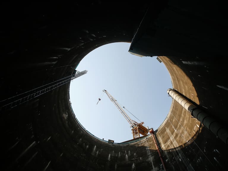 27 DE DICIEMBRE DE 2024 / SANTIAGO
El presidente del directorio de Metro de Santiago, Guillermo Muñoz, y el gerente general de la estatal, Felipe Bravo; el delegado presidencial metropolitano, Gonzalo Durán; la directora de la DTPM, Paola Tapia, la alcaldesa de Vitacura, Camila Merino, participan del hito constructivo de encuentro de túneles de la futura Línea 7 desde la Futura Estación Alonso de Córdova
FOTO: DIEGO MARTIN /AGENCIAUNO