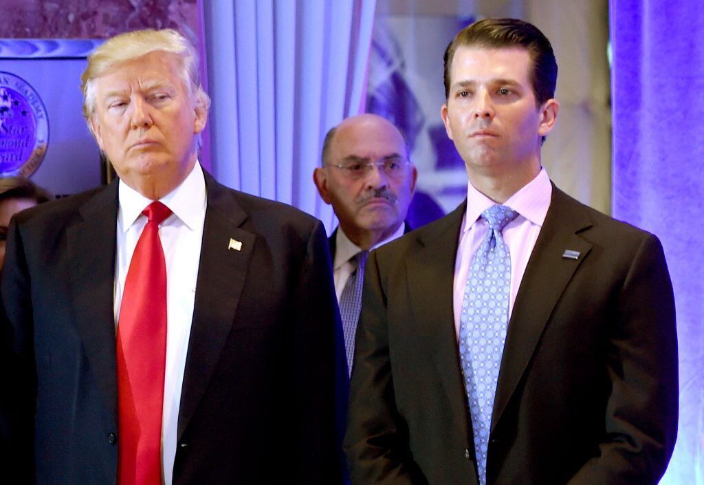Trump acompañado de su hijo Donald y su jefe financiero Allen Weisselberg