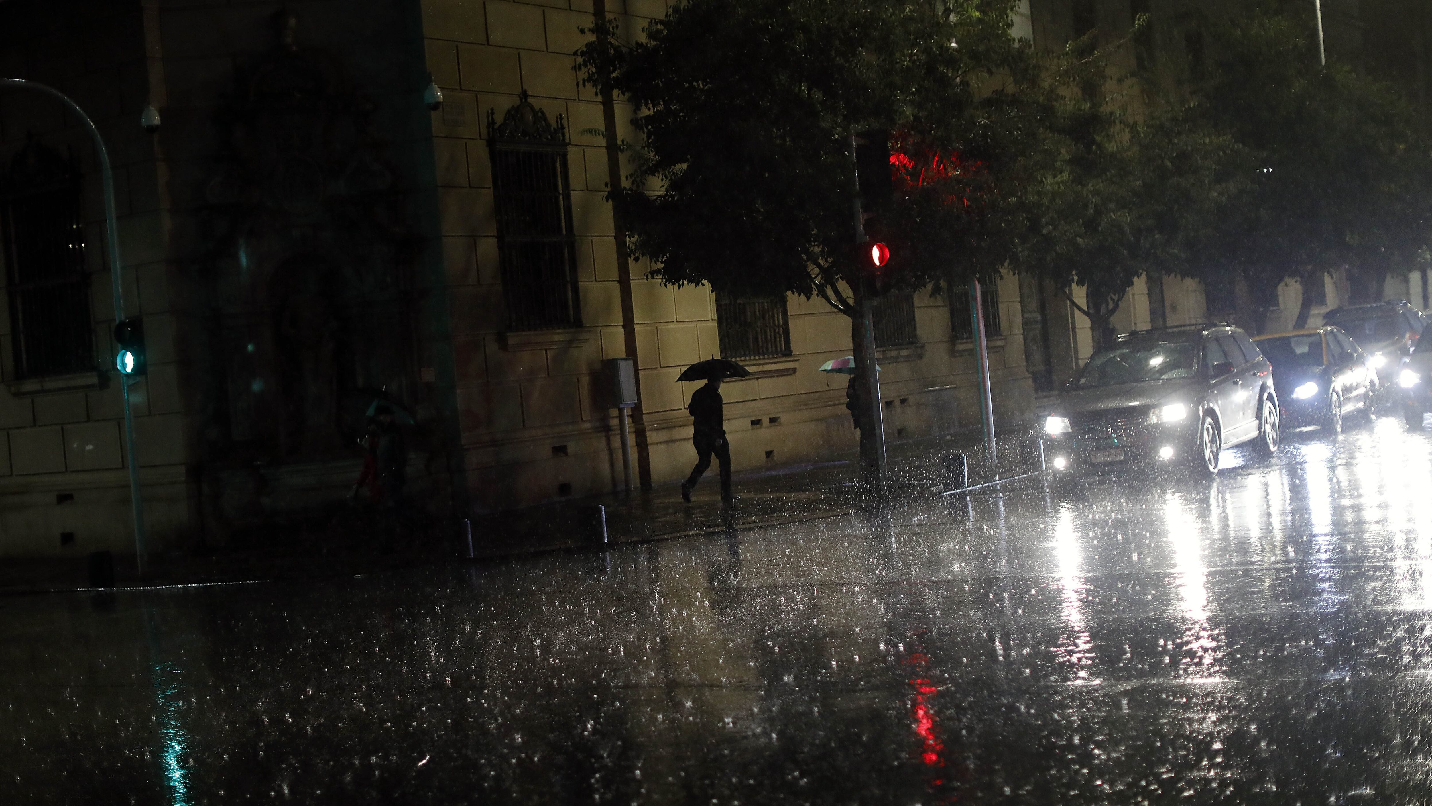 26 de Abril de 2022/SANTIAGOUna persona circula con un paragua,durante las fuertes lluvia que cae en la Region Metropolitana.
FOTO:CRISTOBAL ESCOBAR/AGENCIAUNO