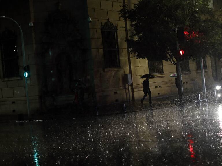 26 de Abril de 2022/SANTIAGOUna persona circula con un paragua,durante las fuertes lluvia que cae en la Region Metropolitana.
FOTO:CRISTOBAL ESCOBAR/AGENCIAUNO