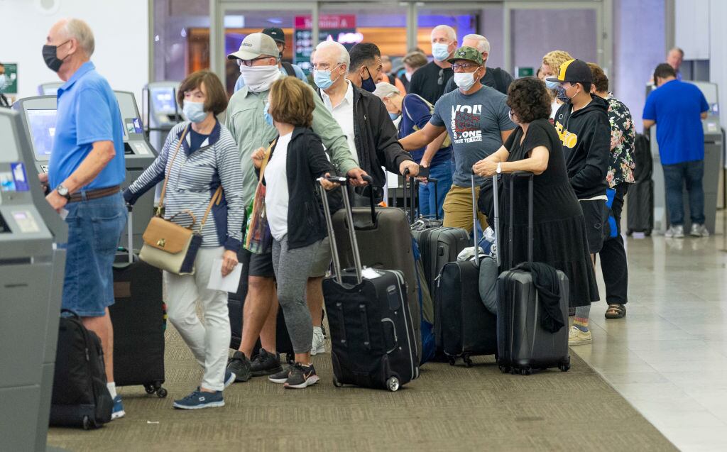 Viajeros en el aeropuerto de Santa Ana en California