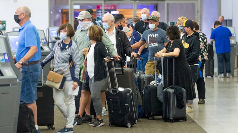 Viajeros en el aeropuerto de Santa Ana en California